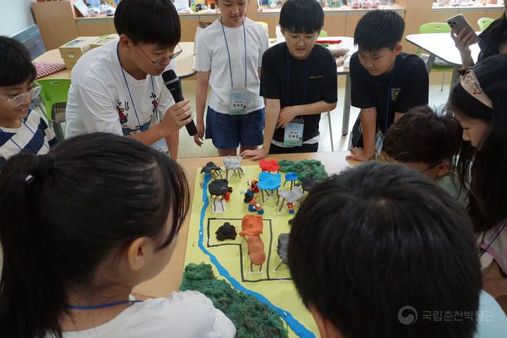 [서울=뉴시스] 지난해 제18기 어린이박물관학교 활동 모습 (사진=국립춘천박물관 제공) 2026.06.21. photo@newsis.com *재판매 및 DB 금지