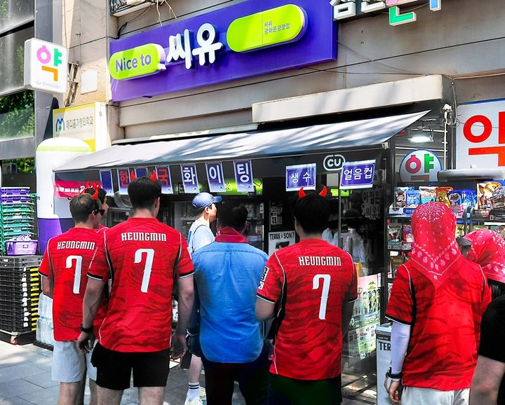 [서울=뉴시스] CU는 19일 광화문 인근 약 10여 점포의 매출이 전일 대비 매출이 3.8배 급증했다. 사진은 12일 체코전 당일 CU 광화문 인근 매장.(사진=BGF리테일 제공) *재판매 및 DB 금지