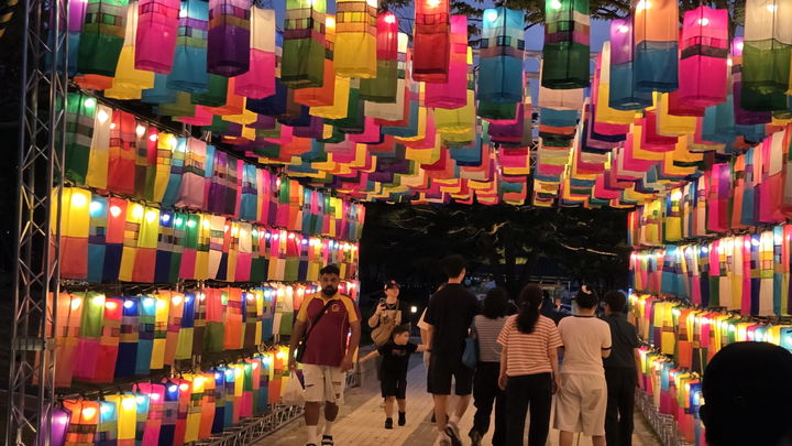 [진주=뉴시스]전주단오축제에 1000여개로 만들어진 '진주 실크등 터널' 모습.(사진=진주시 제공).2026.06.21.photo@newsis.com *재판매 및 DB 금지