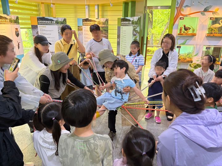 [광명=뉴시스] 단오 기획 프로그램 참가자들이 20일 안터생태공원에서 햇님 밧줄 놀이를 즐기고 있다. (사진=광명시 제공) 2026.06.21. photo@newsis.com *재판매 및 DB 금지