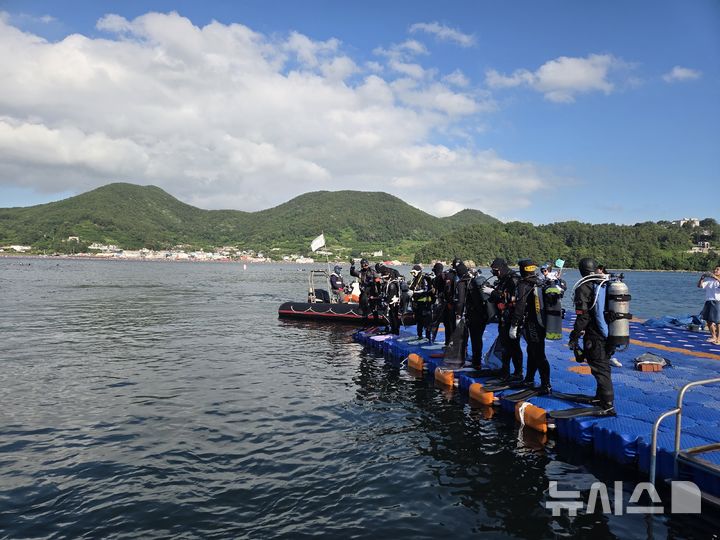 [통영=뉴시스]지난 20일 경남 통영시 죽림만 내죽도 수변공원 일원에서 경상남도 지속가능발전협의회와 통영시 지속가능발전협의회 공동 주관으로 열린 '다이브 아워(Dive Hour) 2026 : 통영 300' 행사에 참가한 다이버들이 입수 준비를 하고 있다.(사진=경남도 제공) 2026.06.21. photo@newsis.com