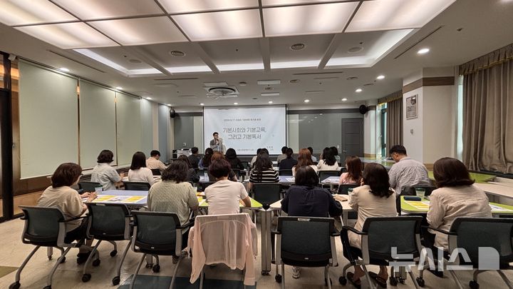 [시흥=뉴시스] 시흥시 공무원들이 기본사회 분야별 워크숍에 참여하고 있다.(사진=시흥시 제공).2026.06.21. photo@newsis.com