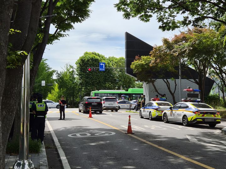[서울=뉴시스] 이태성 기자 = 21일 오전 서울 송파구 한국체육대학교 정문 모습. 이날 한체대에서는 김민석 국무총리가 참석하는 '선관위 개혁 관련 시민 토론회'가 열릴 예정이다. 2026.06.21. victory@newsis.com *재판매 및 DB 금지