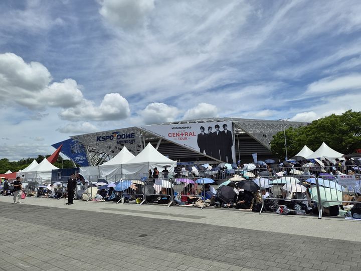 [서울=뉴시스] 이태성 기자 = 21일 서울 송파구 올림픽공원에서 열리는 2026 서울 파크 뮤직 페스티벌에 참석하기 위한 대기 줄 모습. 2026.06.21. victory@newsis.com *재판매 및 DB 금지