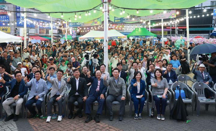 [용인=뉴시스] 용인중앙시장에서 열린 별빛마당 야시장 참석자들이 기념 사진을 찍고 있다.(사진=용인시 제공) 2026. 06. 21. photo@newsis.com *재판매 및 DB 금지