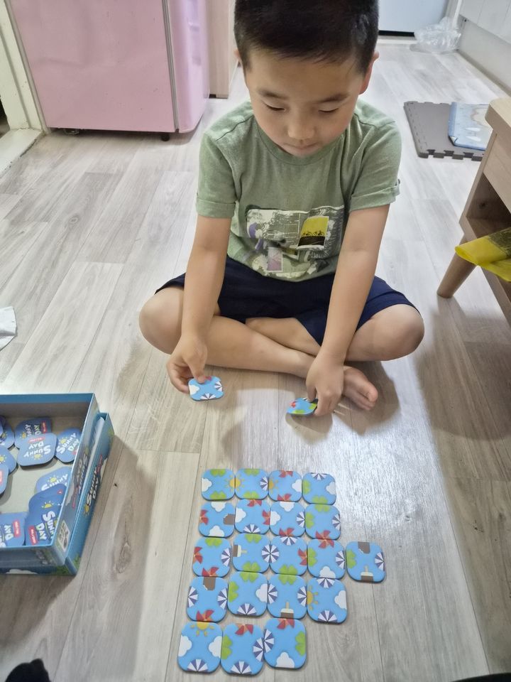 [서울=뉴시스]드림스타트 정서발달 보드게임에 참여한 아동이 게임을 하고 있다. (사진=구로구 제공) 2026.06.21. photo@newsis.com *재판매 및 DB 금지