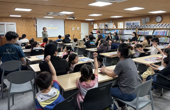 창원시, 반딧불이 체험행사 1200명 참여…"가족 동반 발길"