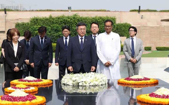 [서울=뉴시스]윤호중 행정안전부 장관은 18일 인도 뉴델리에 위치한 간디 추모공원(라즈가트)을 방문했다. (사진 = 행안부) 2026.06.21. photo@newsis.com *재판매 및 DB 금지