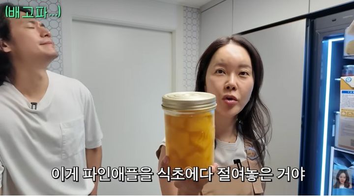 [서울=뉴시스] 가수 백지영이 파인애플 식초를 구독자들에게 소개하는 중이다. (사진 출처=유튜브 채널 '백지영 Baek Z Young' 캡처)