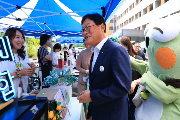 [대구=뉴시스] 대구시 수성구는 사회적경제 특별판매전 '여름엔 위드숍'을 개최했다. (사진 = 대구시 수성구 제공) 2026.06.21. photo@newsis.com *재판매 및 DB 금지