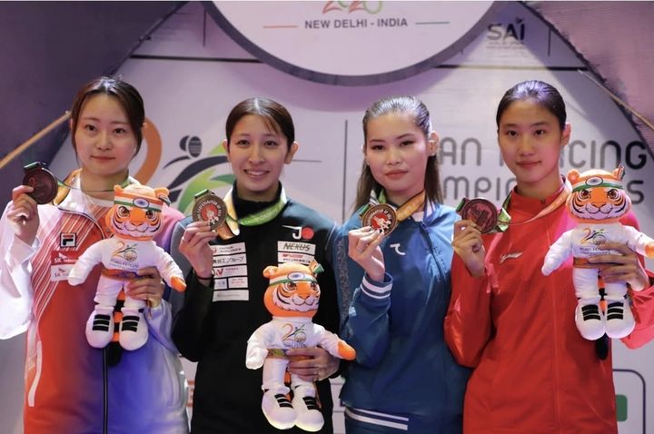 [서울=뉴시스] 최세빈(왼쪽)이 20일(현지 시간) 인도 뉴델리에서 벌어진 2026 아시아선수권대회 여자 사브르 개인전에서 은메달을 획득했다. (사진=국제펜싱연맹 SNS 캡처) 2026.06.20. *재판매 및 DB 금지