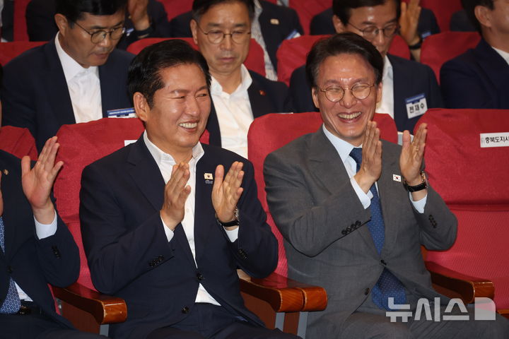 [서울=뉴시스] 조성봉 기자 = 김민석 국무총리와 정청래 더불어민주당 대표가 21일 오후 서울 여의도 국회 의원회관 대회의실에서 열린 2026 6.3지방선거 단체장 당선자 워크숍에서 웃으며 박수를 치고 있다. 2026.06.21. suncho21@newsis.com