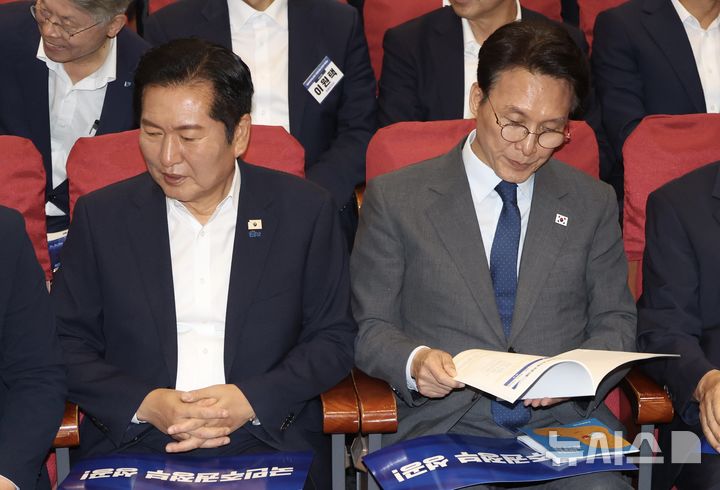 [서울=뉴시스] 조성봉 기자 = 김민석 국무총리와 정청래 더불어민주당 대표가 21일 오후 서울 여의도 국회 의원회관 대회의실에서 열린 2026 6.3지방선거 단체장 당선자 워크숍에서 디른곳을 바라보고 있다. 2026.06.21. suncho21@newsis.com
