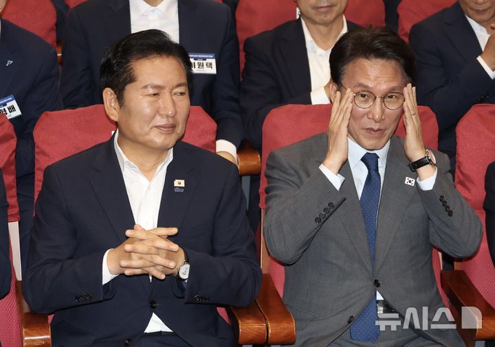 [서울=뉴시스] 조성봉 기자 = 김민석 국무총리와 정청래 더불어민주당 대표가 21일 오후 서울 여의도 국회 의원회관 대회의실에서 열린 2026 6.3지방선거 단체장 당선자 워크숍에 참석해 있다. 2026.06.21. suncho21@newsis.com