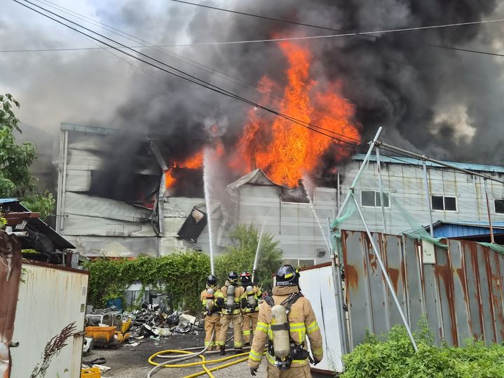 [광주=뉴시스] 21일 오후 2시8분께 광주 광산구 평동일반산업단지 내 한 공장에서 불이 나 소방 당국이 진화 작업을 벌이고 있다. (사진=광주소방 제공) 2026.06.21. photo@newsis.com *재판매 및 DB 금지