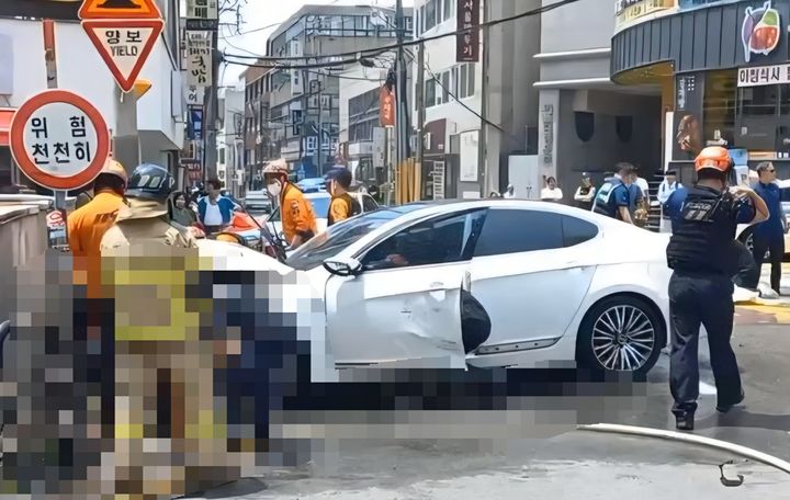 [부산=뉴시스] 21일 오후 부산 남구의 한 도로에서 차량을 몰던 70대가 낸 교통사고로 1명이 숨지고 4명이 다쳤다. (사진=부산소방재난본부 제공) 2026.06.21. photo@newsis.com *재판매 및 DB 금지