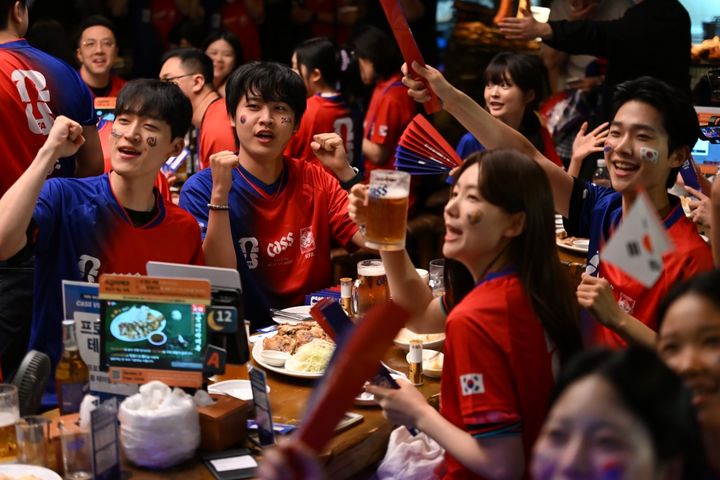 [서울=뉴시스] 카스 뷰잉펍 현장에서 소비자들이 대한민국 축구국가대표팀 경기를 함께 관람하고 있다.(사진=오비맥주 제공) *재판매 및 DB 금지