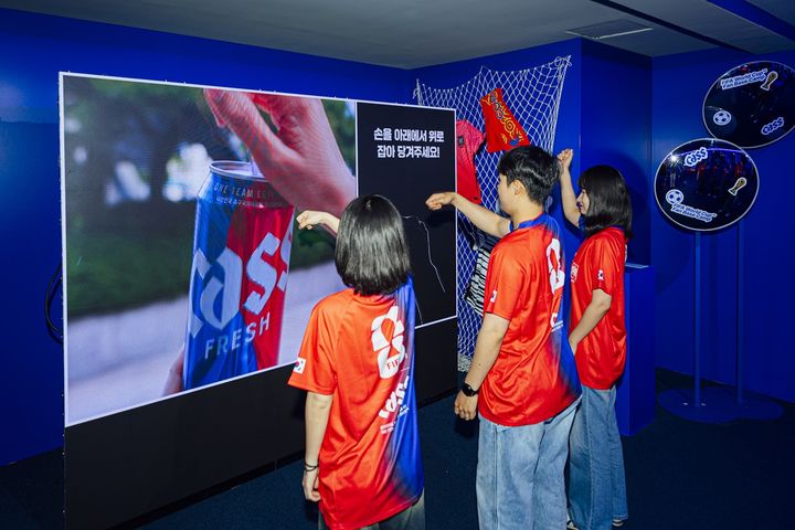[서울=뉴시스] '카스 FIFA 월드컵 팬 베이스캠프' 팝업스토어에서 방문객들이 체험 프로그램을 즐기고 있다.(사진=오비맥주 제공) *재판매 및 DB 금지