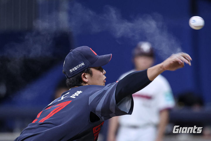 [서울=뉴시스] 프로야구 롯데 자이언츠 현도훈이 19일 서울 고척스카이돔에서 열린 2026 신한 쏠 KBO리그 키움 히어로즈와의 경기에 불펜 등판해 공을 던지고 있다. (사진=롯데 자이언츠 제공) 2026.06.19. *재판매 및 DB 금지
