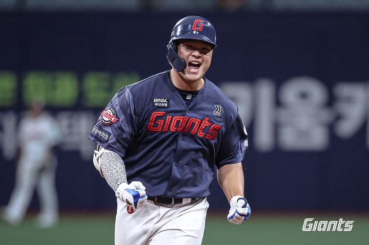 [서울=뉴시스] 프로야구 롯데 자이언츠 김동현이 21일 서울 고척스카이돔에서 열린 2026 신한 쏠 KBO리그 키움 히어로즈와의 경기 4회 3점 홈런을 친 뒤 기뻐하고 있다. (사진=롯데 자이언츠 제공) 2026.06.21.