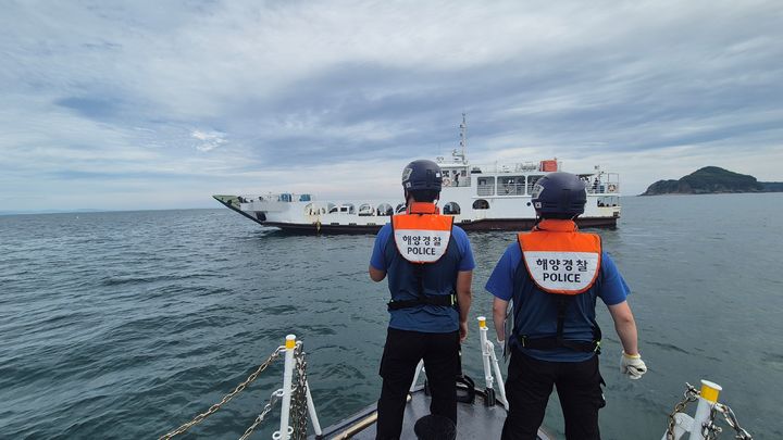 [보령=뉴시스] 21일 오후 3시31분께 충남 보령시 오천면 녹도 인근 바다에서 멈춘 150t급 여객선 구조를 위해 출동한 보령해경이 경비함에서 이 여객선을 바라보고 있는 모습. (사진=보령해양경찰서 제공) 2026.06.21. photo@newsis.com *재판매 및 DB 금지