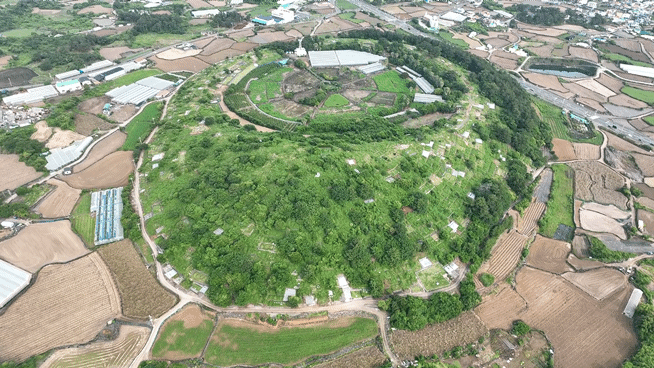 [제주=뉴시스] 임재영 기자 = 지난 13일 입산봉을 하늘에서 본 모습. 2026.06.21. ijy788@newsis.com