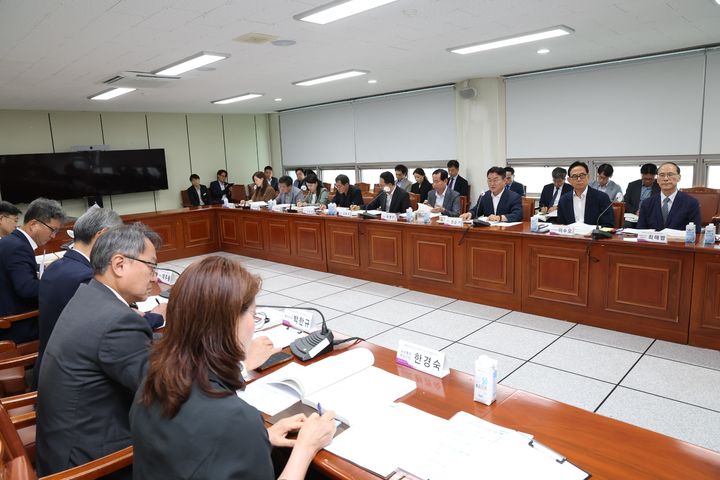 [창원=뉴시스]경상남도교육감 당선인·인수위원회, 도교육청 주요업무보고 청취.(사진=경상남도교육감직·인수위원회 제공) 2026.06.21.photo@newsis.com *재판매 및 DB 금지