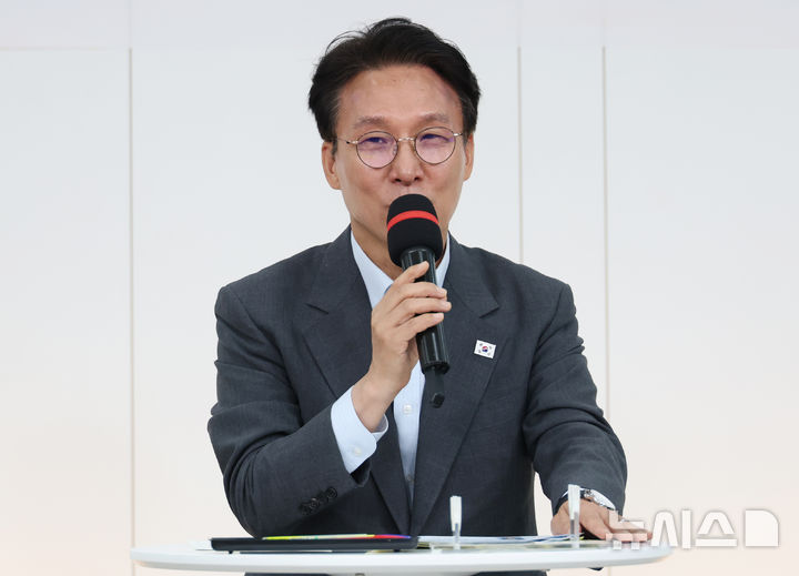 [서울=뉴시스] 김선웅 기자 = 김민석 국무총리가 21일 서울 송파구 한국체육대학교 개선관에서 열린 선거관리위원회(선관위) 개혁 관련 시민 토론회에서 발언을 하고 있다. (공동취재) 2026.06.21. photo@newsis.com