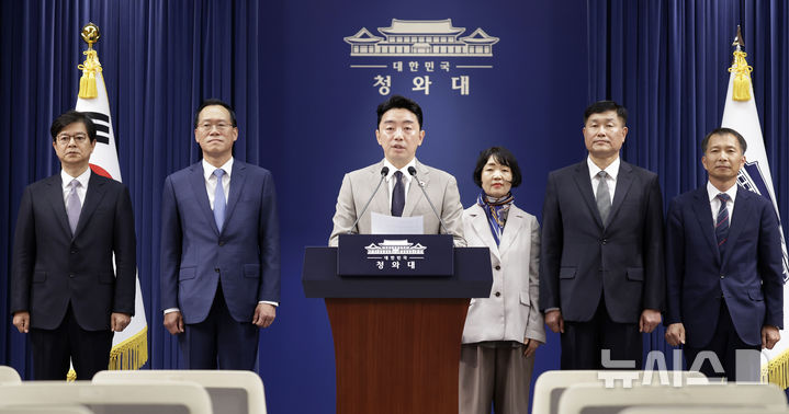 [서울=뉴시스] 최동준 기자 = 강훈식 비서실장이 21일 청와대에서 인사 관련 브리핑을 하고 있다. 왼쪽부터 신임 홍보소통수석 성기홍 전 연합뉴스 대표이사 사장, 민정수석 한찬식 전 서울동부지검장, 강 비서실장, 사회수석 김경자 우석대 객원교수, 국가안보실 1차장 강건작 대통령직속 미래국방전략위 위원, 국가안보실 3차장 송기호 청와대 경제안보비서관. 2026.06.21. photocdj@newsis.com