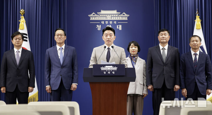 [서울=뉴시스] 최동준 기자 = 강훈식 비서실장이 21일 청와대에서 인사 관련 브리핑을 하고 있다.왼쪽부터 신임 홍보소통수석 성기홍 전 연합뉴스 대표이사 사장, 민정수석 한찬식 전 서울동부지검장, 강 비서실장, 사회수석 김경자 우석대 객원교수, 국가안보실 1차장 강건작 대통령직속 미래국방전략위 위원, 국가안보실 3차장 송기호 청와대 경제안보비서관. 2026.06.21. photocdj@newsis.com