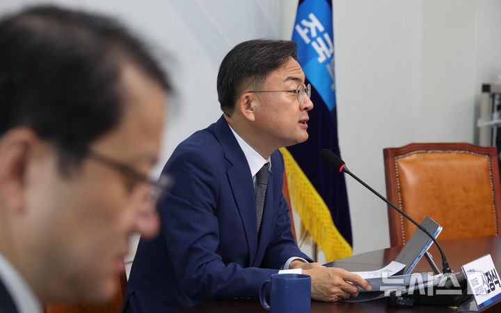 [서울=뉴시스] 조성봉 기자 = 신장식 조국혁신당 대표 권한대행이 지난 21일 오전 서울 여의도 국회에서 열린 기자간담회에서 발언을 하고 있다. 2026.06.21. suncho21@newsis.com