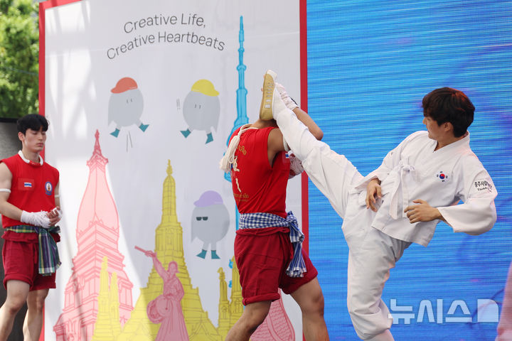 [서울=뉴시스] 고승민 기자 = 21일 서울 청계광장에서 열린 사왓디 서울 타이 페스티벌 2026에서 무에타이와 택견 공연이 펼쳐지고 있다. 2026.06.21. kkssmm99@newsis.com