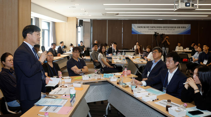 [서울=뉴시스] 전진환 기자 = 이형훈 보건복지부 제2차관이 지난 지난달 20일 부산 파란시티병원에서 열린 의료혁신을 위한 의료혁신위원회-대한전공의협의회 공동 토론회에서 발언하는 모습. (사진=보건복지부 제공) 2026.06.21. photo@newsis.com *재판매 및 DB 금지