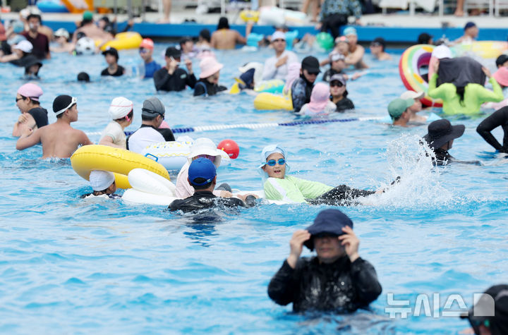 [서울=뉴시스] 김진아 기자 = 21일 서울 여의도 한강공원 수영장에서 시민들이 물놀이를 하며 즐거운 시간을 보내고 있다. 2026.06.21. bluesoda@newsis.com