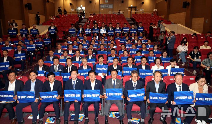 [서울=뉴시스] 조성봉 기자 = 김민석 국무총리와 정청래 더불어민주당 대표를 비롯한 참석자들이 21일 오후 서울 여의도 국회 의원회관 대회의실에서 열린 2026 6.3지방선거 단체장 당선자 워크숍에서 기념촬영을 하고 있다. 2026.06.21. suncho21@newsis.com