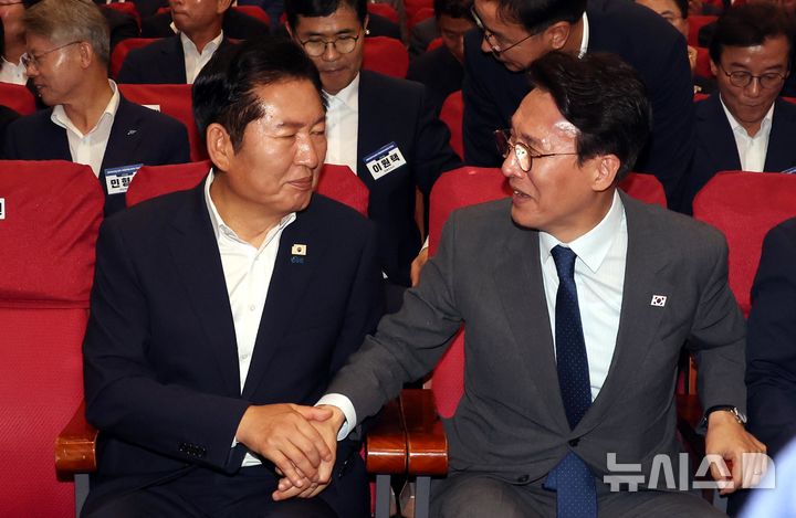 [서울=뉴시스] 조성봉 기자 = 김민석 국무총리와 정청래 더불어민주당 대표가 21일 오후 서울 여의도 국회 의원회관 대회의실에서 열린 2026 6.3지방선거 단체장 당선자 워크숍에서 악수를 하고 있다. 2026.06.21. suncho21@newsis.com