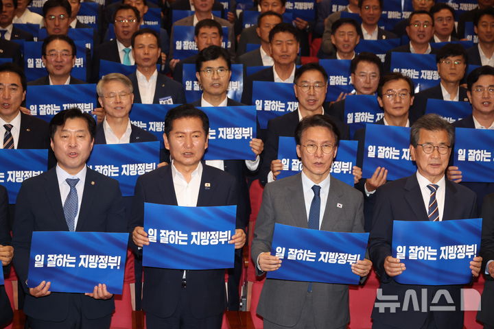 [서울=뉴시스] 조성봉 기자 = 김민석 국무총리와 정청래 더불어민주당  대표를 비롯한 참석자들이 21일 오후 서울 여의도 국회 의원회관 대회의실에서 열린 2026 6.3지방선거 단체장 당선자 워크숍에서 기념촬영을 하고 있다. 2026.06.21. suncho21@newsis.com