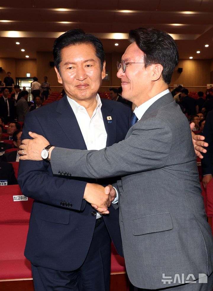[서울=뉴시스] 조성봉 기자 = 김민석 국무총리와 정청래 더불어민주당 대표가 21일 오후 서울 여의도 국회 의원회관 대회의실에서 열린 2026 6.3지방선거 단체장 당선자 워크숍에서 포옹 인사를 하고 있다. 2026.06.21. suncho21@newsis.com