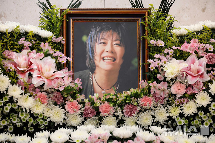[서울=뉴시스] 사진공동취재단 = 가수 옥희(본명 김광숙)의 빈소가 21일 오후 서울 송파구 서울아산병원 장례식장 22호에 마련됐다. 옥희는 20일 오후 암 투병 끝에 별세했다. 발인은 24일, 장지는 함백산 추모공원이다. 2026.06.21. photo@newsis.com