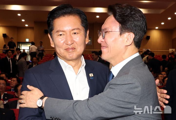 [서울=뉴시스] 조성봉 기자 = 김민석 국무총리와 정청래 더불어민주당 대표가 21일 오후 서울 여의도 국회 의원회관 대회의실에서 열린 2026 6.3지방선거 단체장 당선자 워크숍에서 포옹 인사를 하고 있다. 2026.06.21. suncho21@newsis.com