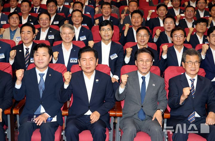 [서울=뉴시스] 조성봉 기자 = 김민석 국무총리와 정청래 더불어민주당 대표를 비롯한 참석자들이 21일 오후 서울 여의도 국회 의원회관 대회의실에서 열린 2026 6.3지방선거 단체장 당선자 워크숍에서 파이팅을 외치며 기념촬영을 하고 있다. 앞줄 왼쪽부터 황명선 최고위원, 정 대표, 김 총리, 이시종 상임공동선대위원장. 2026.06.21. suncho21@newsis.com