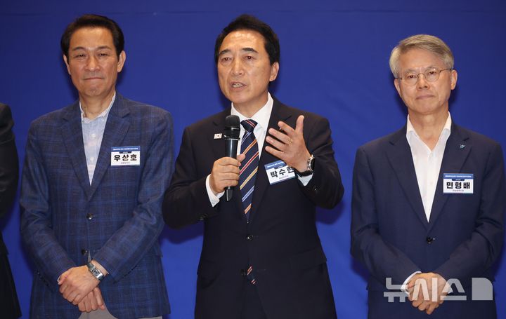 [서울=뉴시스] 조성봉 기자 = 박수현 충남도지사 당선인이 21일 오후 서울 여의도 국회 의원회관 대회의실에서 열린 2026 6.3지방선거 단체장 당선자 워크숍에서 발언을 하고 있다. 2026.06.21. suncho21@newsis.com