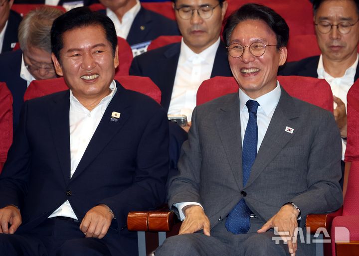[서울=뉴시스] 조성봉 기자 = 김민석 국무총리와 정청래 더불어민주당 대표가 21일 오후 서울 여의도 국회 의원회관 대회의실에서 열린 2026 6.3지방선거 단체장 당선자 워크숍에서 웃음을 터뜨리고 있다. 2026.06.21. suncho21@newsis.com