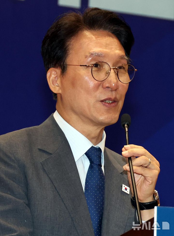 [서울=뉴시스] 조성봉 기자 = 김민석 국무총리가 21일 오후 서울 여의도 국회 의원회관 대회의실에서 열린 2026 6.3지방선거 단체장 당선자 워크숍에서 축사를 하고 있다. 2026.06.21. suncho21@newsis.com