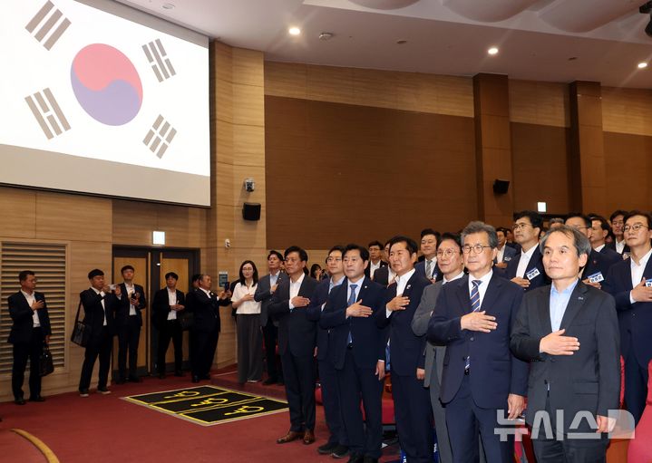 [서울=뉴시스] 조성봉 기자 = 김민석 국무총리와 정청래 더불어민주당 대표를 비롯한 참석자들이 21일 오후 서울 여의도 국회 의원회관 대회의실에서 열린 2026 6.3지방선거 단체장 당선자 워크숍에서 국민의례를 하고 있다. 2026.06.21. suncho21@newsis.com
