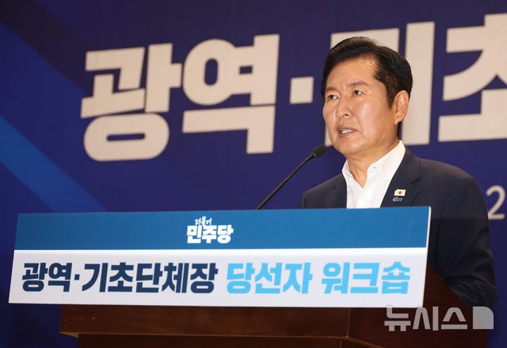 [서울=뉴시스] 조성봉 기자 = 정청래 더불어민주당 대표가 21일 오후 서울 여의도 국회 의원회관 대회의실에서 열린 2026 6.3지방선거 단체장 당선자 워크숍에서 인사말을 하고 있다. 2026.06.21. suncho21@newsis.com