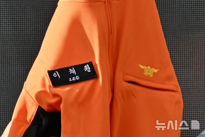 [광주=뉴시스] 이영주 기자 = 고(故) 이채원 양의 49재 추모식이 열린 21일 오후 광주 광산구 광주광역시교육청시민협치진흥원에서 전국공무원노동조합 광주소방지부의 명예소방관 임명장과 소방복 수여식이 열리고 있다. 응급구조사가 꿈이었던 이 양은 어린이날이었던 지난 5월5일 귀가 도중 계획범죄를 노리고 접근한 장윤기(23)에 의해 숨졌다. 2026.06.21. leeyj2578@newsis.com