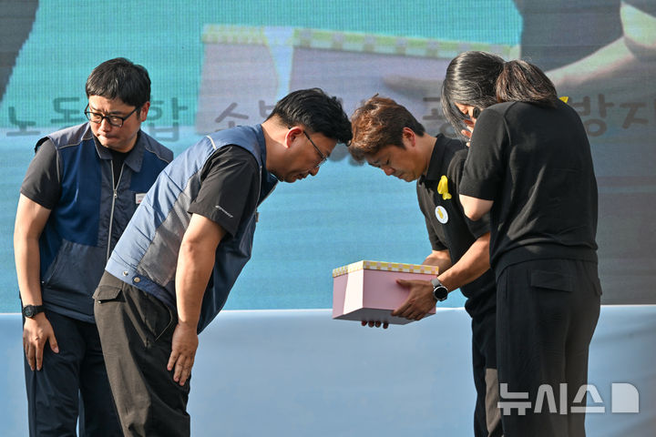 [광주=뉴시스] 이영주 기자 = 고(故) 이채원 양의 49재 추모식이 열린 21일 오후 광주 광산구 광주광역시교육청시민협치진흥원에서 전국공무원노동조합 광주소방지부 관계자들이 이 양의 유가족에게 이 양의 명예소방관 임명장과 소방복 을 전달하고 있다. 응급구조사가 꿈이었던 이 양은 지난 어린이날이었던 5월5일 귀가 도중 계획범죄를 노리고 접근한 장윤기(23)에 의해 숨졌다. 2026.06.21. leeyj2578@newsis.com
