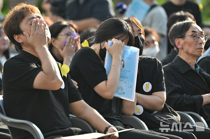 [광주=뉴시스] 이영주 기자 = 고(故) 이채원 양의 49재 추모식이 열린 21일 오후 광주 광산구 광주광역시교육청시민협치진흥원에서 추모식에 참여한 이 양의 유가족들이 오열하고 있다. 응급구조사가 꿈이었던 이 양은 어린이날이었던 지난 5월5일 귀가 도중 계획범죄를 노리고 접근한 장윤기(23)에 의해 숨졌다. 2026.06.21. leeyj2578@newsis.com