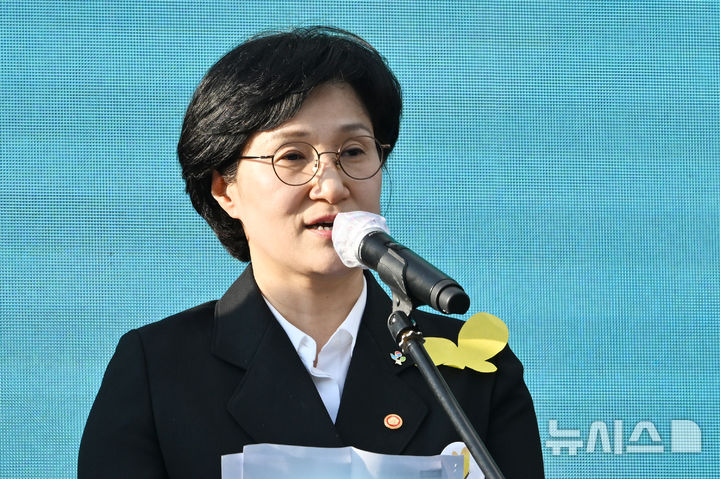 [광주=뉴시스] 이영주 기자 = 원민경 성평등가족부장관이 21일 오후 광주 광산구 광주광역시교육청시민협치진흥원에서 열린 고(故) 이채원 양의 49재 추모식에 참여해 추모사하고 있다. 응급구조사가 꿈이었던 이 양은 지난 어린이날이었던 5월5일 귀가 도중 계획범죄를 노리고 접근한 장윤기(23)에 의해 숨졌다. 2026.06.21. leeyj2578@newsis.com